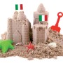 Castello di sabbia con formine e bandiere italiane, gioco per bambini.