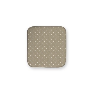 Cuscino da esterno quadrato beige con pois bianchi.