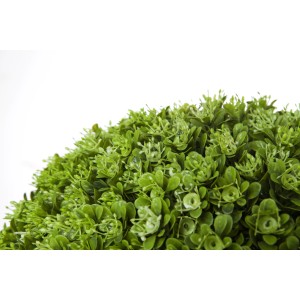 Primo piano di una palla di bosso artificiale verde come decorazione da giardino.