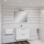Moderno set di mobili da bagno bianchi con lavabo, mobile sottolavabo e specchio.