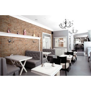 Design parete con rivestimenti/piastrelle marroni in ristorante. Piastrelle da rivestimento.