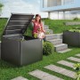 Compostiera Biohort MonAmi grigio scuro con coperchio aperto, donna e bambino in giardino.