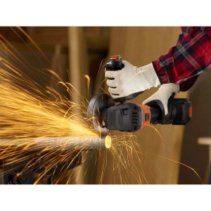 Smerigliatrice angolare a batteria in azione: scintille durante la smerigliatura del metallo.