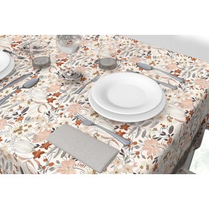 Tavolo con tovaglia t.b.t. con motivo floreale, stoviglie e bicchieri.