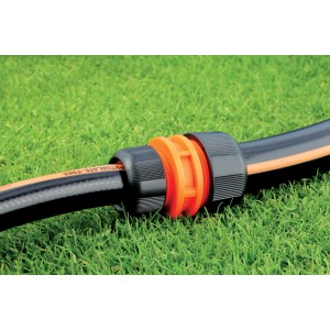 Connettore per tubo flessibile per irrigazione, dettaglio su prato.