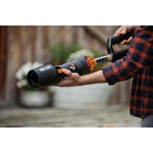 Soffiatore a batteria t.b.t. in azione, tenuto da una persona. Soffiatore per giardinaggio.