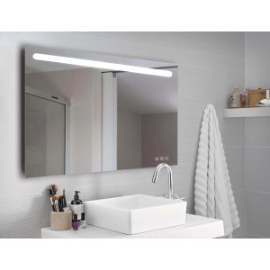 Specchio rettangolare t.b.t. con illuminazione a LED sopra un lavandino in bagno.
