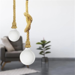 Lampada a portale decorativa t.b.t. con sospensione a corda e grandi lampadine rotonde.