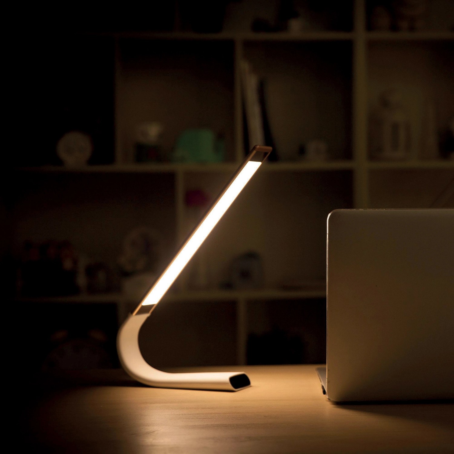 Moderna lampada da scrivania a LED bianca per ufficio o studio.