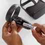 Batteria Energizer Lithium AAA inserita in un controller. Occhiali VR sullo sfondo.