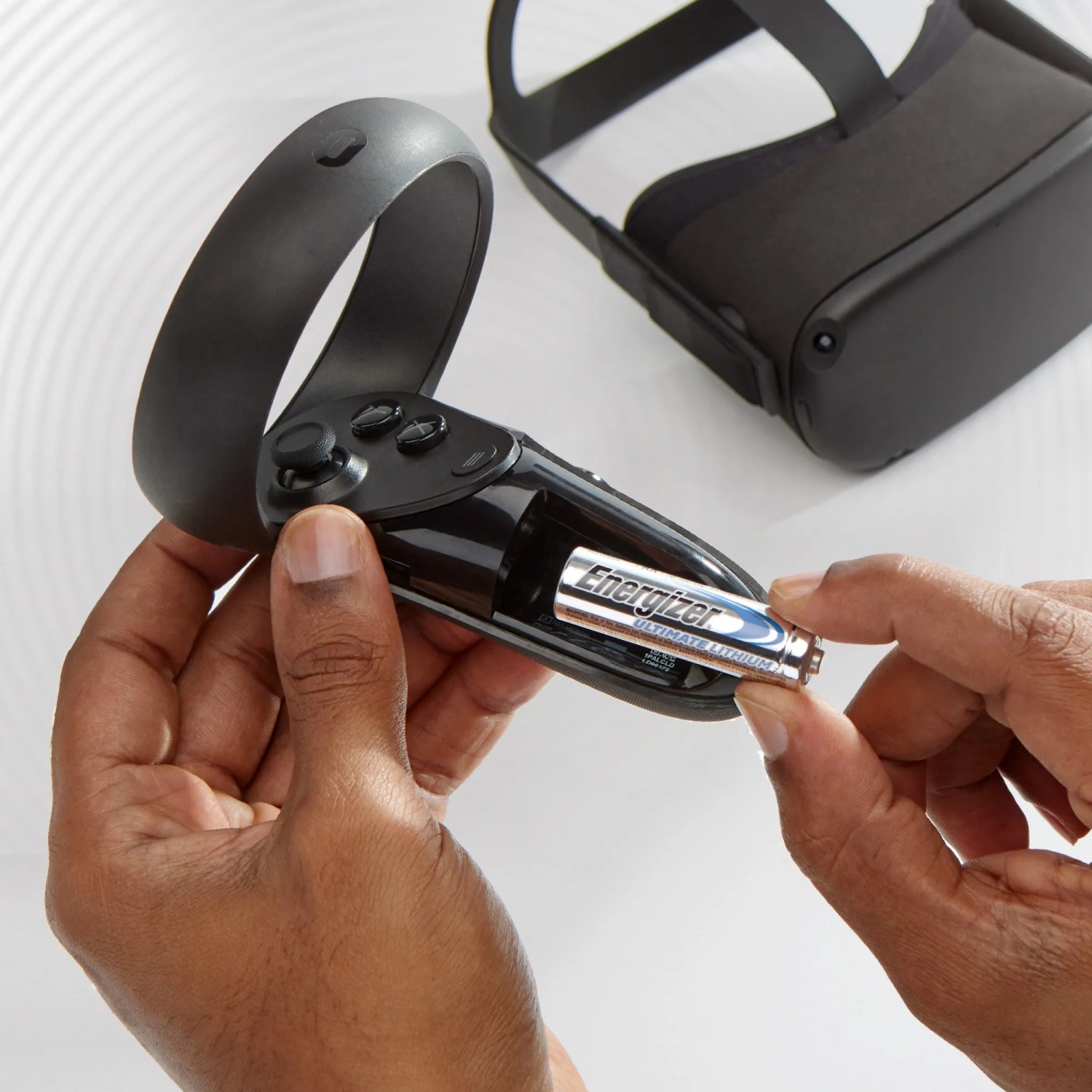 Batteria Energizer Lithium AAA inserita in un controller. Occhiali VR sullo sfondo.