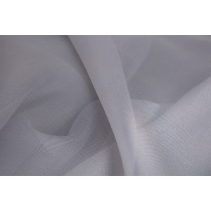Tessuto fine bianco per una tenda leggera.