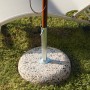 Base rotonda per ombrellone da giardino in pietra.