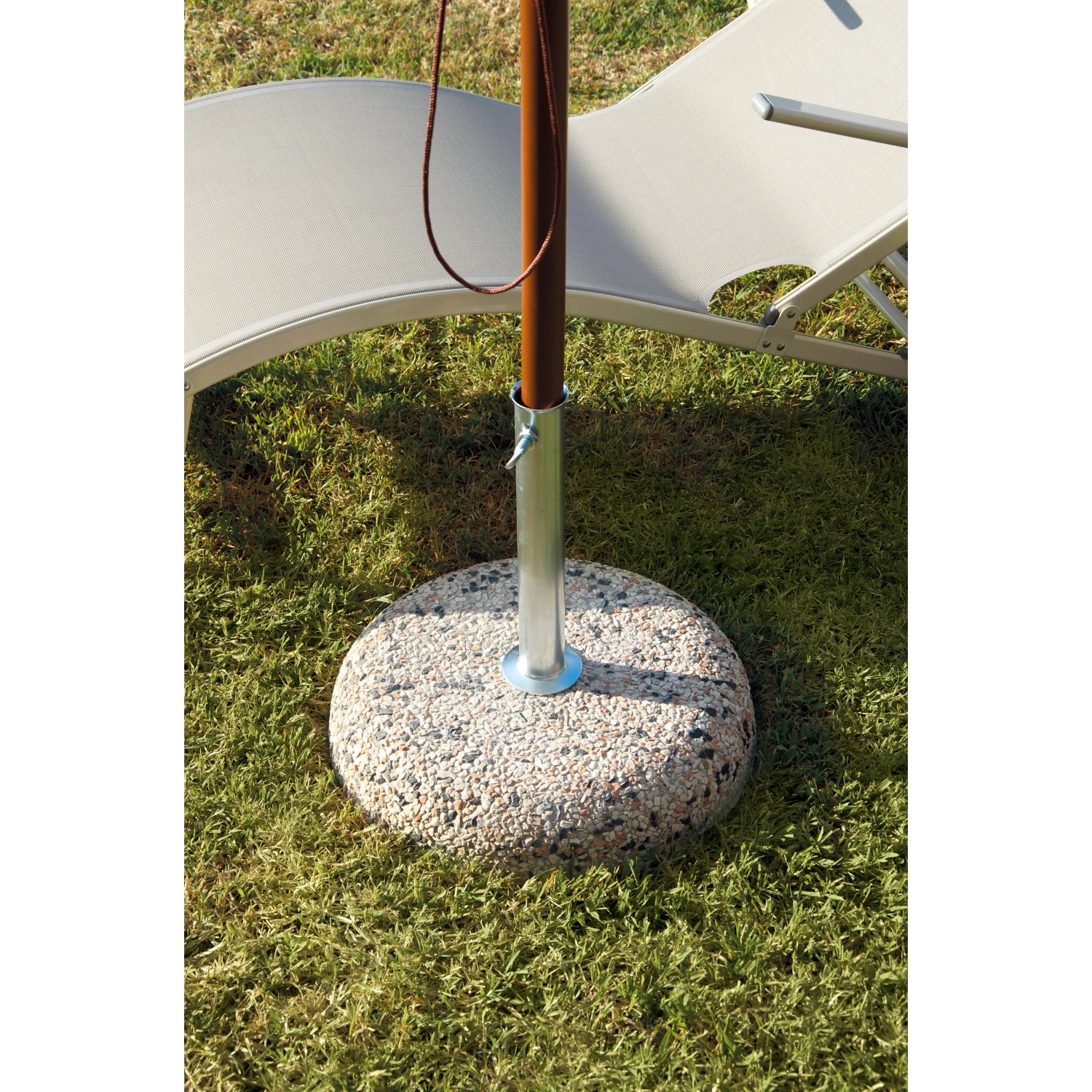 Base rotonda per ombrellone da giardino in pietra.