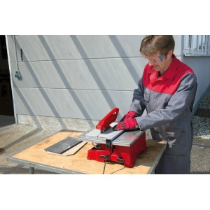 Tagliapiastrelle Einhell TC-TC 800 in uso con disco diamantato. Utensile per piastrellisti.