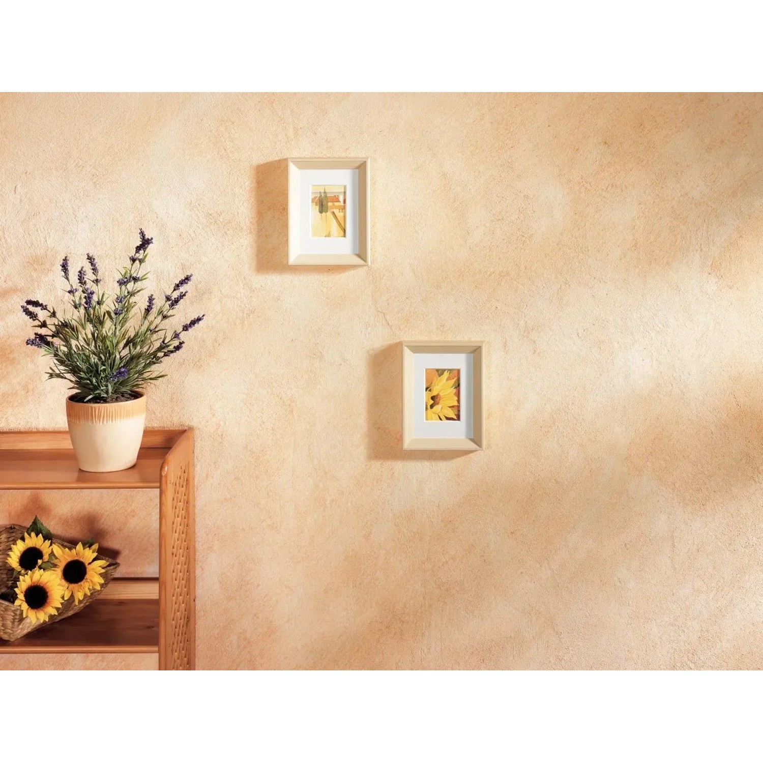 Decorazione parete con guanto creativo: parete beige strutturata con quadri e piante.