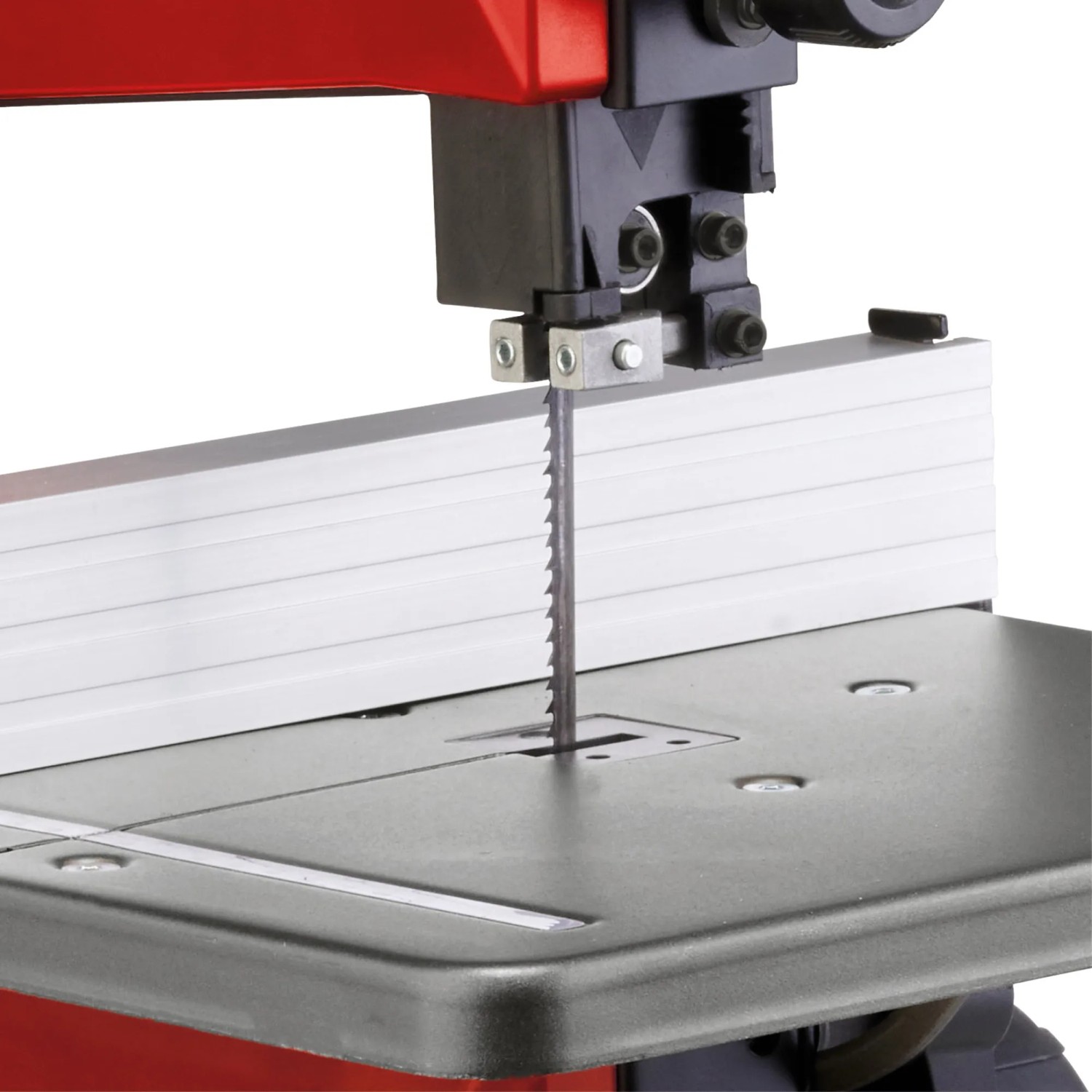 Dettaglio della sega a nastro Einhell TC-SB 200/1 con lama e tavolo.