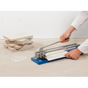 Tagliapiastrelle LUX FSM-330 Classic in azione con pila di piastrelle. Strumento per tagliare piastrelle.