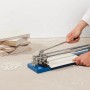 Tagliapiastrelle LUX FSM-330 Classic in azione con pila di piastrelle. Strumento per tagliare piastrelle.