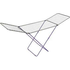 Stendibiancheria pieghevole con telaio viola per asciugare i vestiti.