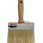 Pennello t.b.t. con manico in legno per applicazione di vernice.