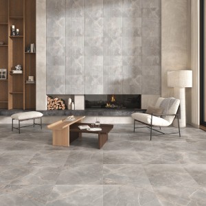 Gres porcellanato opaco "effetto marmo" 60x31 cm posato come piastrella per pavimenti e pareti in soggiorno con camino.