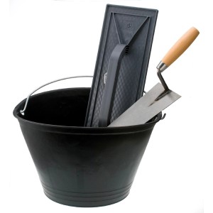 Secchio da muratore con spatola lisciante e frattazzo per lavori di muratura e piastrellatura.
