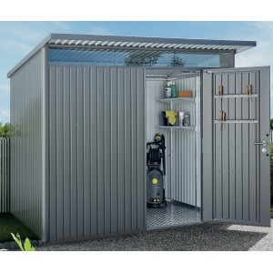 Casetta da giardino in metallo grigio aperta con idropulitrice e scaffali.