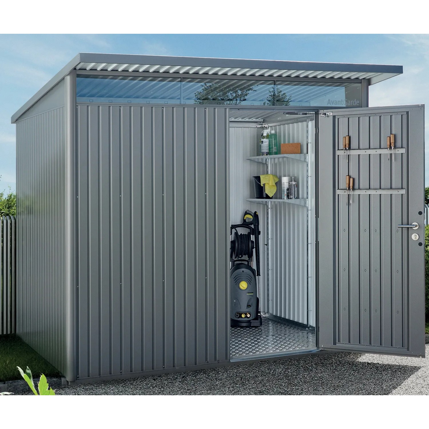 Casetta da giardino in metallo grigio aperta con idropulitrice e scaffali.