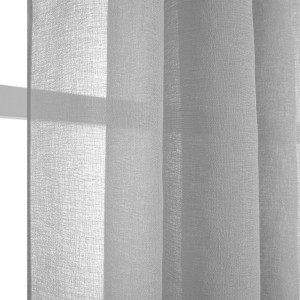 Tenda in tessuto t.b.t. chiara e trasparente davanti a una finestra.