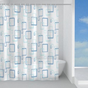 Tenda doccia t.b.t. con motivo a quadrati blu in un bagno.