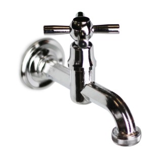 Rubinetto cromato lucido per fontane da giardino.