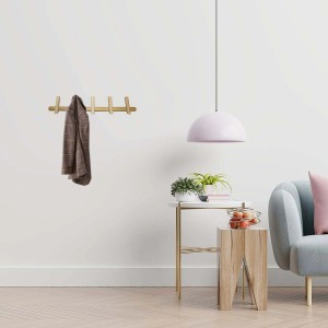 Appendiabiti in legno t.b.t. con giacca su parete bianca. Design scandinavo.