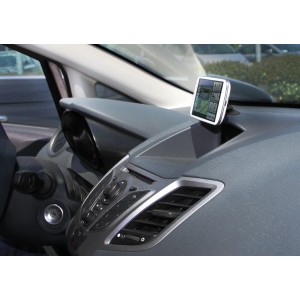 Navigatore satellitare sul cruscotto di un'auto. Accessorio interno auto.