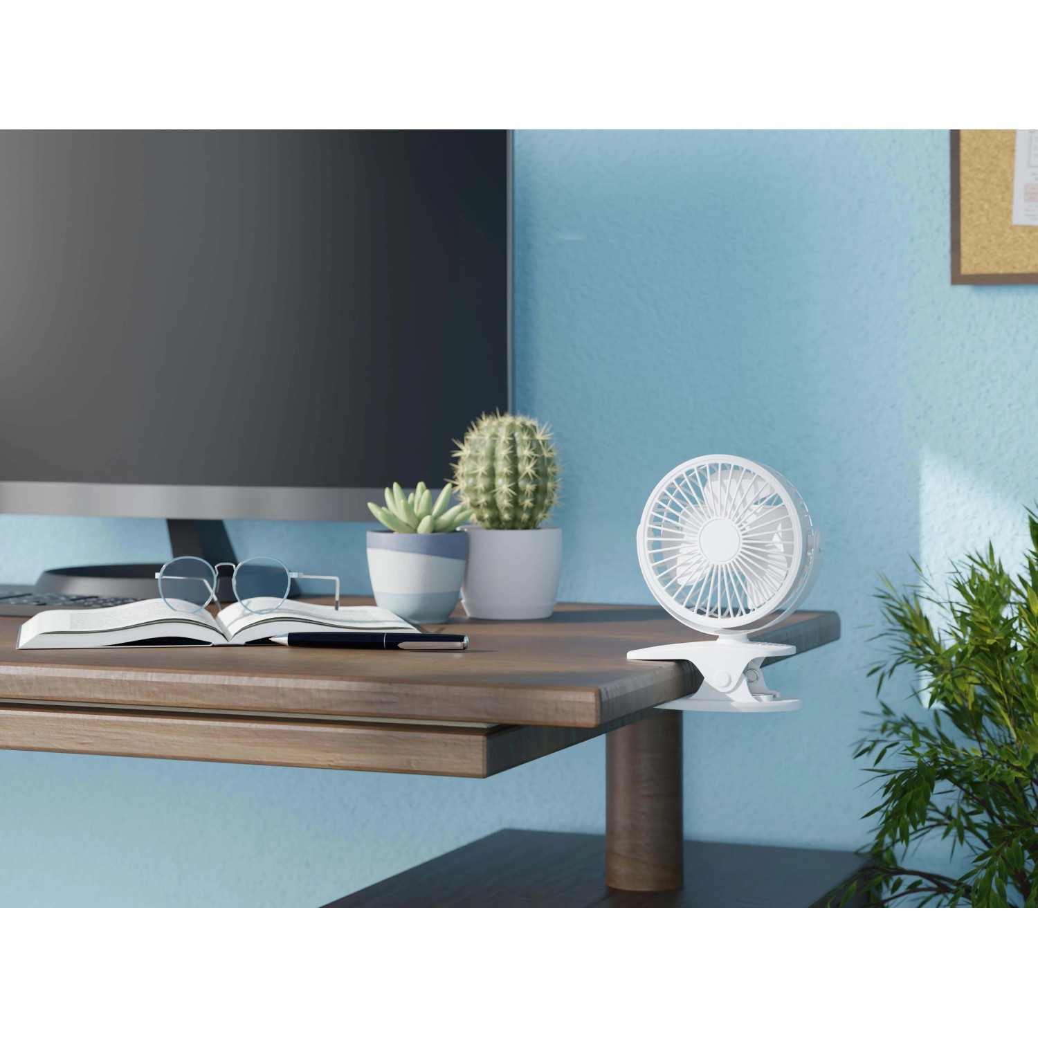 Mini ventilatore da tavolo bianco con clip (Ø 10,6 cm) fissato a una scrivania.