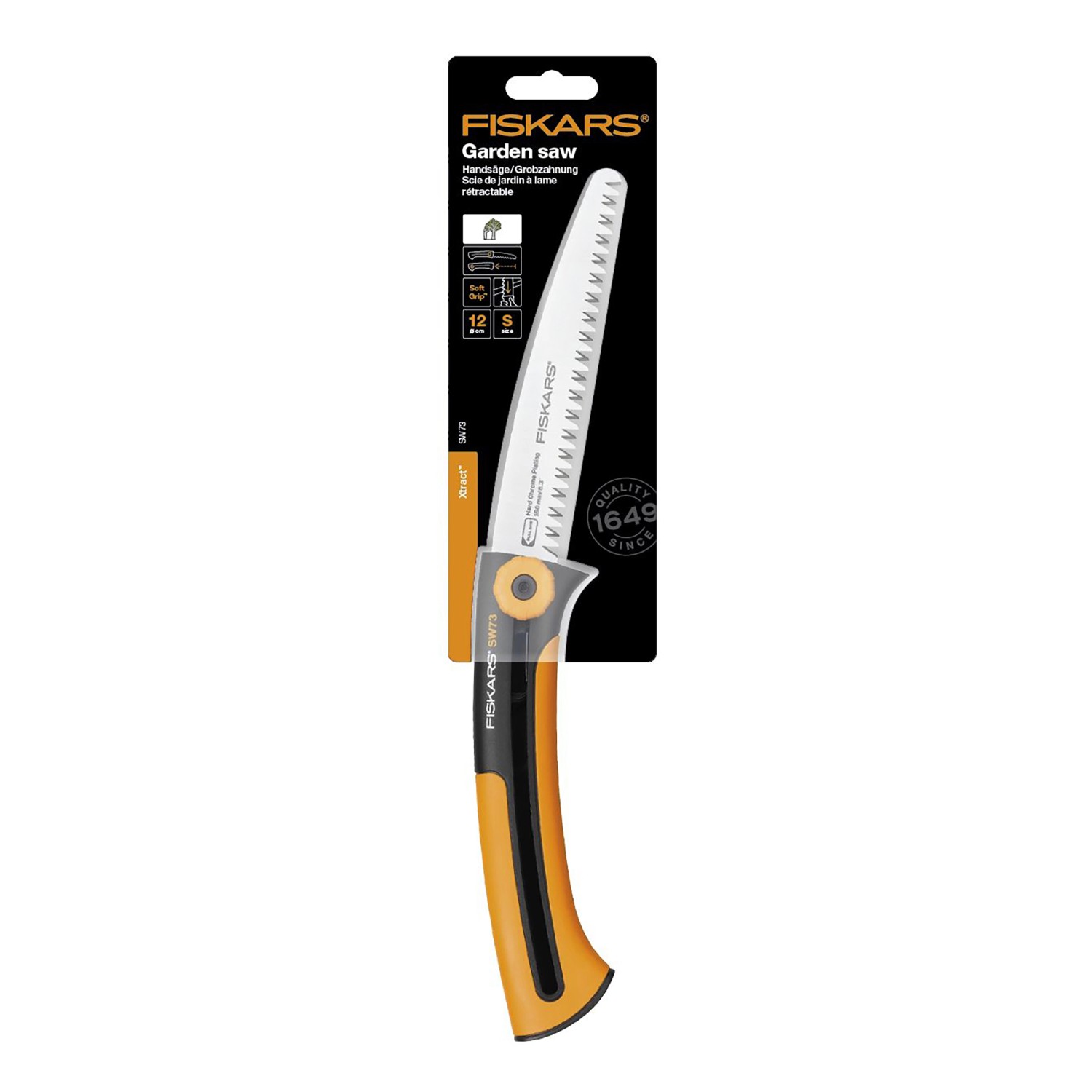 Sega a mano Fiskars Xtract SW73 con dentatura grossa, manico arancio e nero e protezione lama.