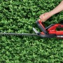 Tagliasiepi a batteria Einhell Power X-Change GC-CH 1855/1 Li Solo in uso.
