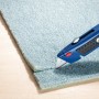 Cutter multiuso LUX Classic taglia moquette. Coltello artigianale con manico blu e lama trapezoidale.