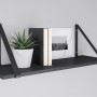 Mensola a muro con staffa triangolare nera opaca e decorazioni.