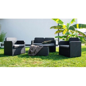 Set di mobili da giardino t.b.t. neri con divano, poltrone e tavolo su prato.