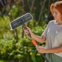 Donna utilizza il tergivetro Gardena Cleansystem con microfibra e labbro.