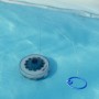 Robot per piscina senza fili Gre grigio 4.000 mAh in piscina. Robot piscina per acqua pulita.