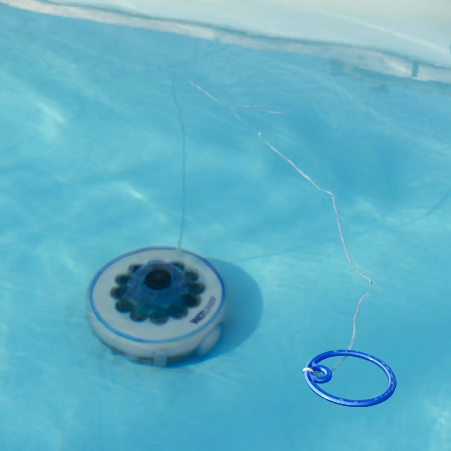 Robot per piscina senza fili Gre grigio 4.000 mAh in piscina. Robot piscina per acqua pulita.