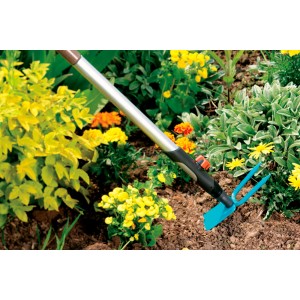 Zappa da giardino Gardena combisystem con manico nell'aiuola, larghezza di lavoro 7,5 cm.