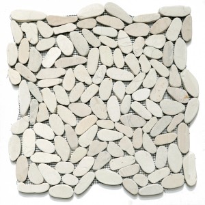 t.b.t. Piastrella mosaico con pietre naturali ovali chiare su rete.