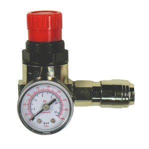 Regolatore di pressione per compressore con manometro e manopola di regolazione rossa.