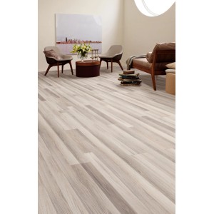 Laminato Kaindl Comfort 7 mm effetto rovere chiaro con venature, posato in soggiorno.