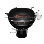 Weber barbecue a carbone Master-Touch Premium E-5770, Ø 57 cm, nero con cibo sulla griglia.