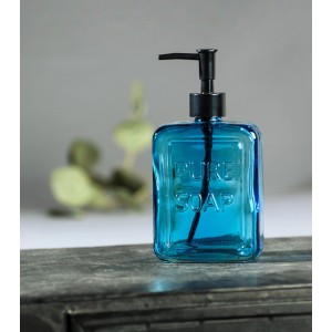 Dispenser sapone in vetro blu con pompa nera.