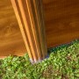 Dettaglio: Piscina ovale Gre Sicilia effetto legno, palo di supporto e parete in acciaio in giardino.